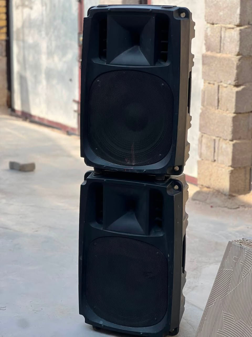 سلام عليكم سيبايه وسماعتين W17 للبيع سعر سماعات 350 وسعر السيبايه ب350 وبيهن مجال مكاني كوت رقمي ***********
