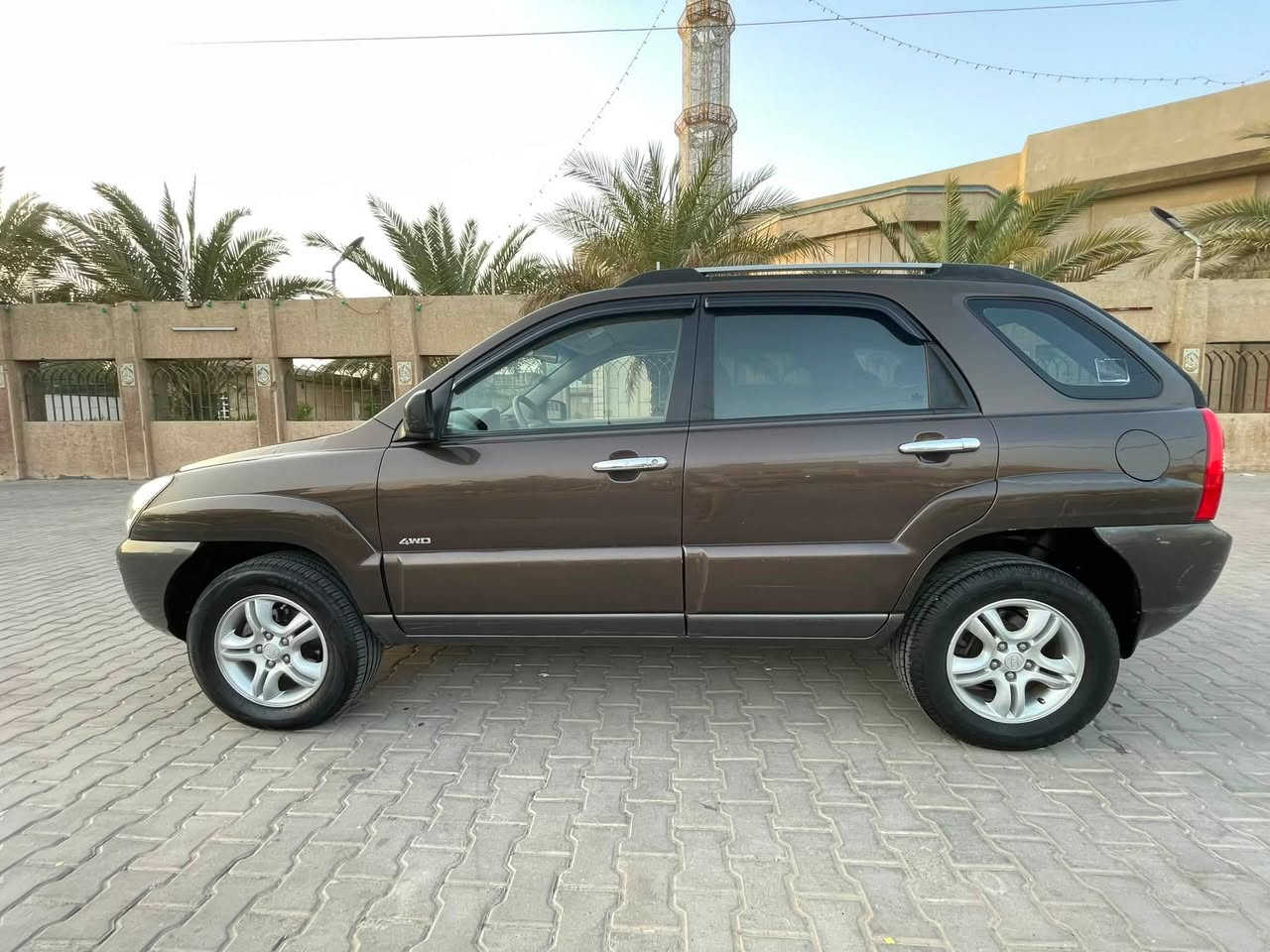 كيا سبورتج ٢٠٠٨ خليجي دفع رباعي
محرك ٢٠٠٠ كير اوتو 
السياره ماشيه ١٣٧ الف حقيقي
شاشه كار بلي وكاميرا وحساس 
لايت زينون 
عليها ادامه كااااامله (منظومة بانزين وغرفة احتراق وبلكات وصدر بالكامل وتايرات وحمام داخل وخارج) 
كلشي بيها جديد بدون نقص نهائيا 
رقم وهزه وسنويه جديدات بأسمي
مكانها الغزاليه للبيع بسعر ١٠٣ ومجال جدا بسيط او مراوس حسب القناعه 
للاستفسار
 *********** / ***********
