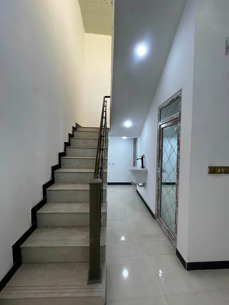 هذا البيت #يمتاز بمواصفات جداً ممتازه
#المساحة :: 170م
طابو زراعي عراقي نموذج 25
البناء حديث / جاهز للمشتري 
#يحتوي :: كراج . صحيات خارجية 
استقبال مطبخ صالة واسعة جداً 
صحيات داخلية مناور حديقة داخلية 
غرفتين منام . درج 
#العنوان :: البصرة - ابي الخصيب 
مقاطعة كوت الحمداني قرب المحكمة
#الخدمات :: ماء كهرباء 
سناتر مؤسسات حكومية وأهلية 
#السعر :: 80 مليون قابل للتفاوض 
#للأستفسار :: ***********
