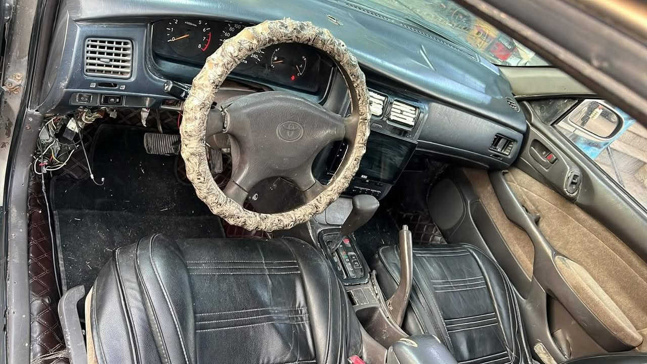 السلام عليكم
كرونا موديل 92 للبيع 
رقم نجف إنكليزي السياره ناعمه و محرك كير نضيفات وبيها 
تخم تاير جديد وباتري جديد و ستوني بدلتها عنبار للبريك جديد. 
كشرها شويه تعبان. 
السعر 40 وبيها مجال. 
***********
