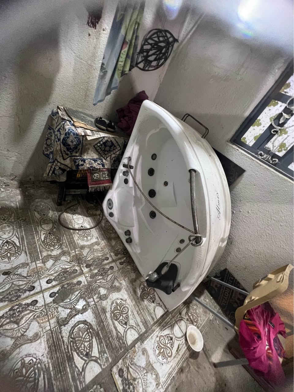 جاكوزي للبيع قياس ١٣٠ ركن مساج + اناره + بلاتوث وشغل كلشي ما بي بس نفر واحد مساج ماله فول سعر ٤٠٠ وبي مجال وصناعه درجه اول شرط للستفسار *********** البصرة, العراق
