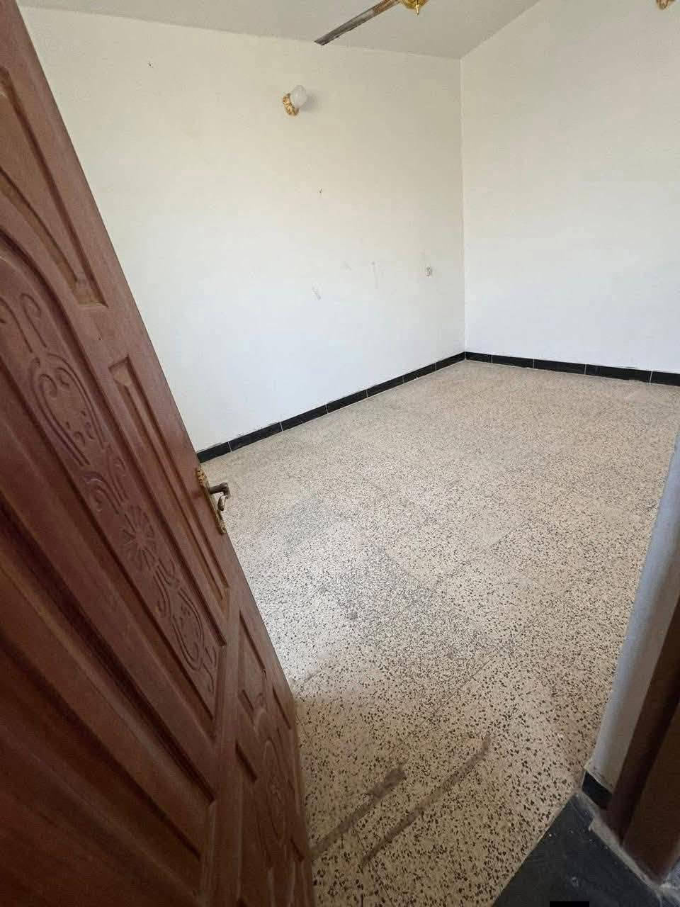 🏠✨ للإيجار – مشتمل ارضي  90م مربع✨🏠 

الموقع / ام الخيل الثانية الشارع المقابل حضرموت 

📍 المواصفات:

🛋️ 
🏢 صالة 
🛏️ غرف عدد 2
🚿 مجموعة صحيات متكاملة
🍽️ مطبخ مفتوح على الصاله 
🌤️ ارضية كاشي 
💼 

📞 للاستفسار: ***********
