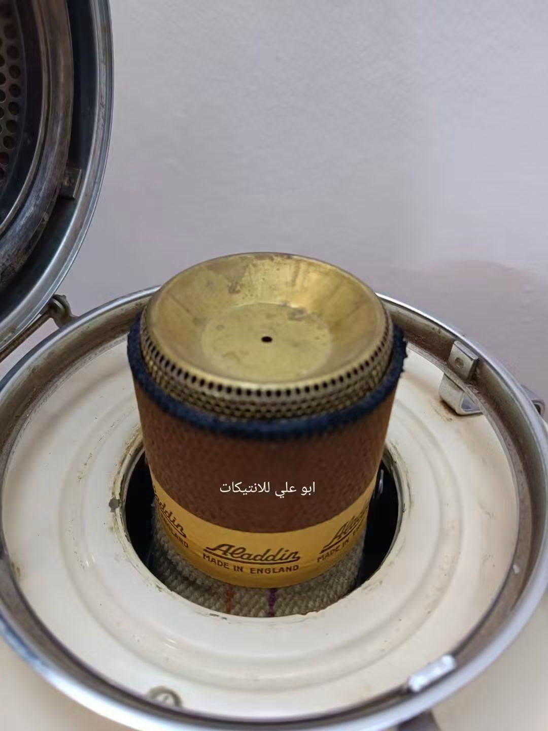 أنتيك للمهتمين فقط صوبة علاء الدين أنكليزية جديدة إستخدام فقط للفحص صناعة 1958 حوض النفط نحاس بالكامل فتيلتها الأصلية مع الكتلوك ومقص للفتيلة للتواصل ع الخاص او على الرقم ***********

نص مكتوب في الصور:
- ***********
- ابو علي للانتيكات ***********
- ابو علي للانتيكات
- 0785220606