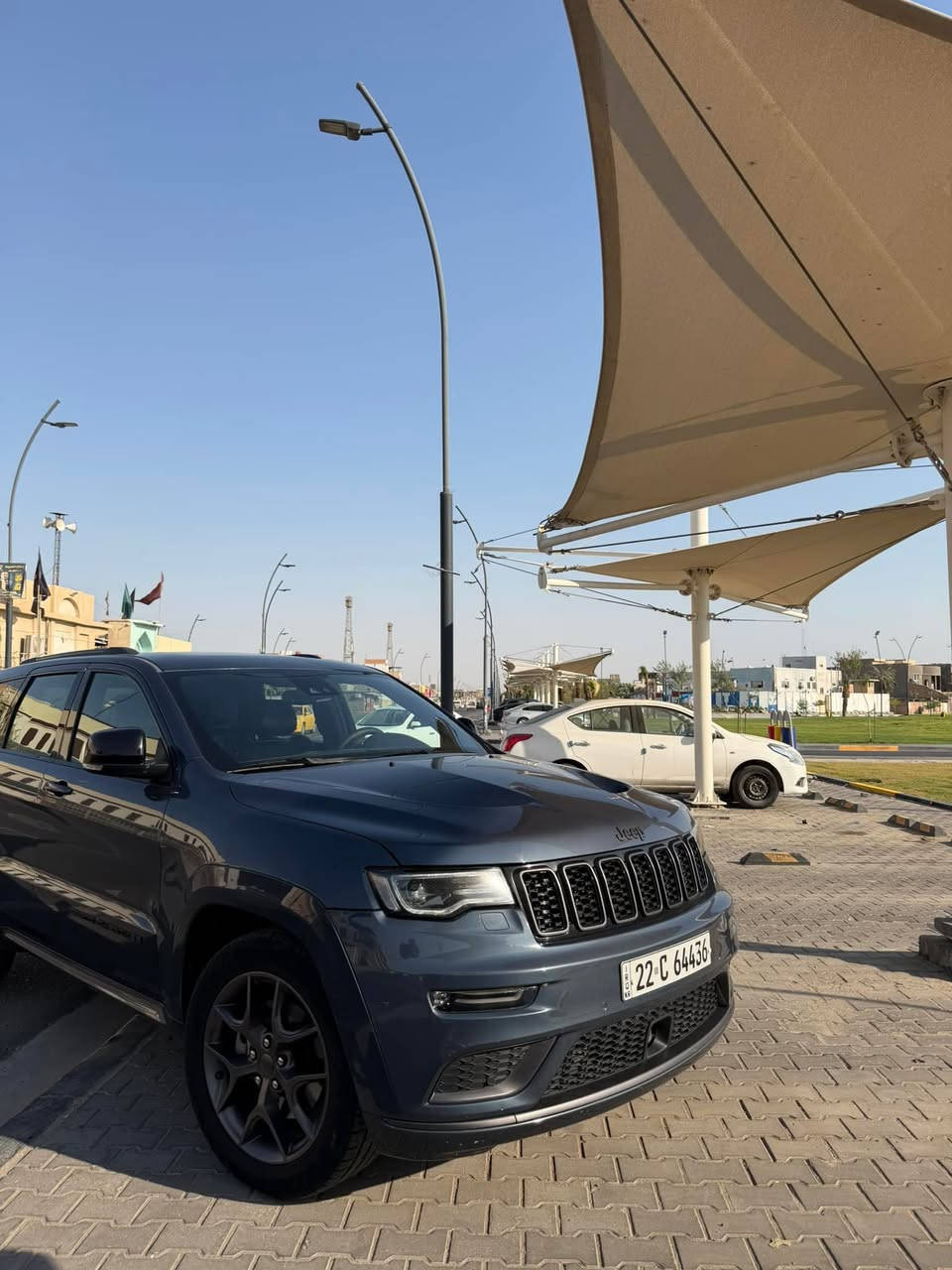 لسلام عليكم 
جيب S گراند شيروكي 2020 للبيع
وارد خليجي (وكالة هارلم) مكفولة كفالة عامة بشرط الفحص ( كير ، مكينة ، بدي )  
رقم اربيل سنوية جديدة هزة جديدة 2026
الممشى 77.000 كيلو 
فول مواصفات 1/1 
رادار امامي 
بانوراما
حساسات امامية + خلفية 
شاشة كبيرة
تحكم ستيرن 
تبريد مقاعد
خزن مقاعد 
تبريد + تدفئة ستيرن 
تحكم ستيرن كهربائي 
وباقي مواصفات الS المعروفة 
السيارة عليها PPF ضمان 10 سنوات من مركز اوراكول سعرة 1700$
وعليها دوسات ترحيب ( جهة السائق فقط ) يعجبك تبقيها يعجبك تشيلها عادي 

السيارة بيها ملاحظات جدا بسيطة ( رصعة باب السايق ) (ورصعة بالجاملغ الامامي جهة السايق )
مكاني البصرة
سعرها 312 ورقه
للتواصل والاستفسار اكثر 
***********
