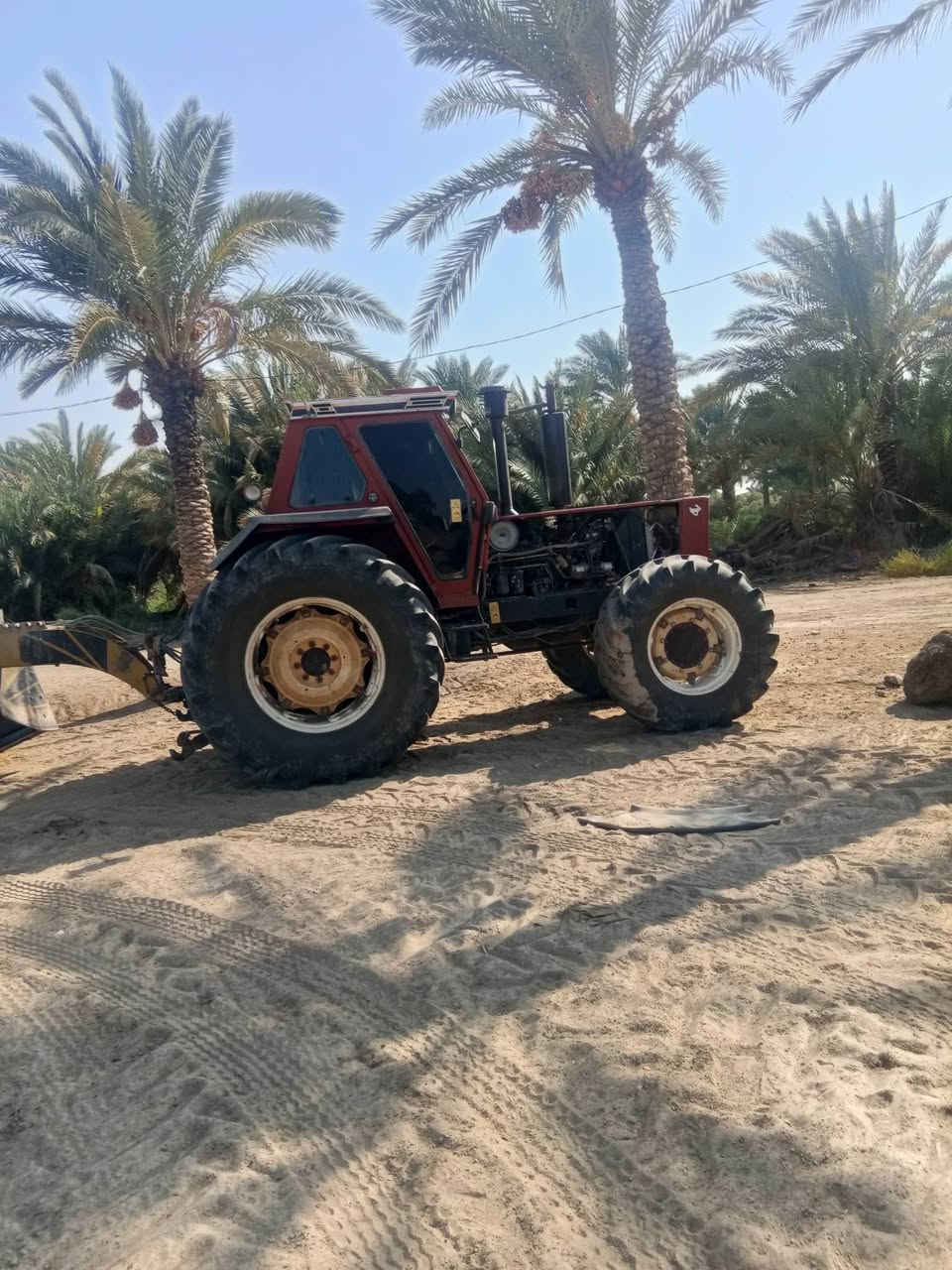 السلام عليكم
مكينة للبيع 180/90مكينة نضيفة
تخم تاير جديد
فول عادي 
اكسل مخفي 
تكمة عريضة
موديل 86 منفيس
وياها معدلان أربعة متر نضيف وجهاز ليزر
وفدان خمسة سكة نضيف 
للستفسار اتصل 
‏‪***********‬‏ 
او*********** بي واتساب
