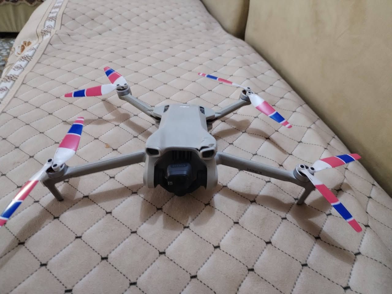 للبيع درون MINI 3

 مستخدم

70%

 • بطاريات عدد(3) مع الشاحن
كل بطارية طول(20) دقيقة

. جنطة حماية للدرون

 • مناسب للتصوير والإعلانات وصنّاع المحتوى

الدرون كامل مع ملحقاته وجاهز للطيران مباشرة

بيها ضربة بسيطة بالكفر الفوگ مثل ما موضح بالصور وما مأثرة لا بالتصوير و لا بالطيران

توصيل ماكووو تجي تفحص وشايف الف خير مكاني 

(بابل_الحلة) 

 السعر 800 وبيها مجال قليل 

للاستفسار خاص او الاتصال على ***********
