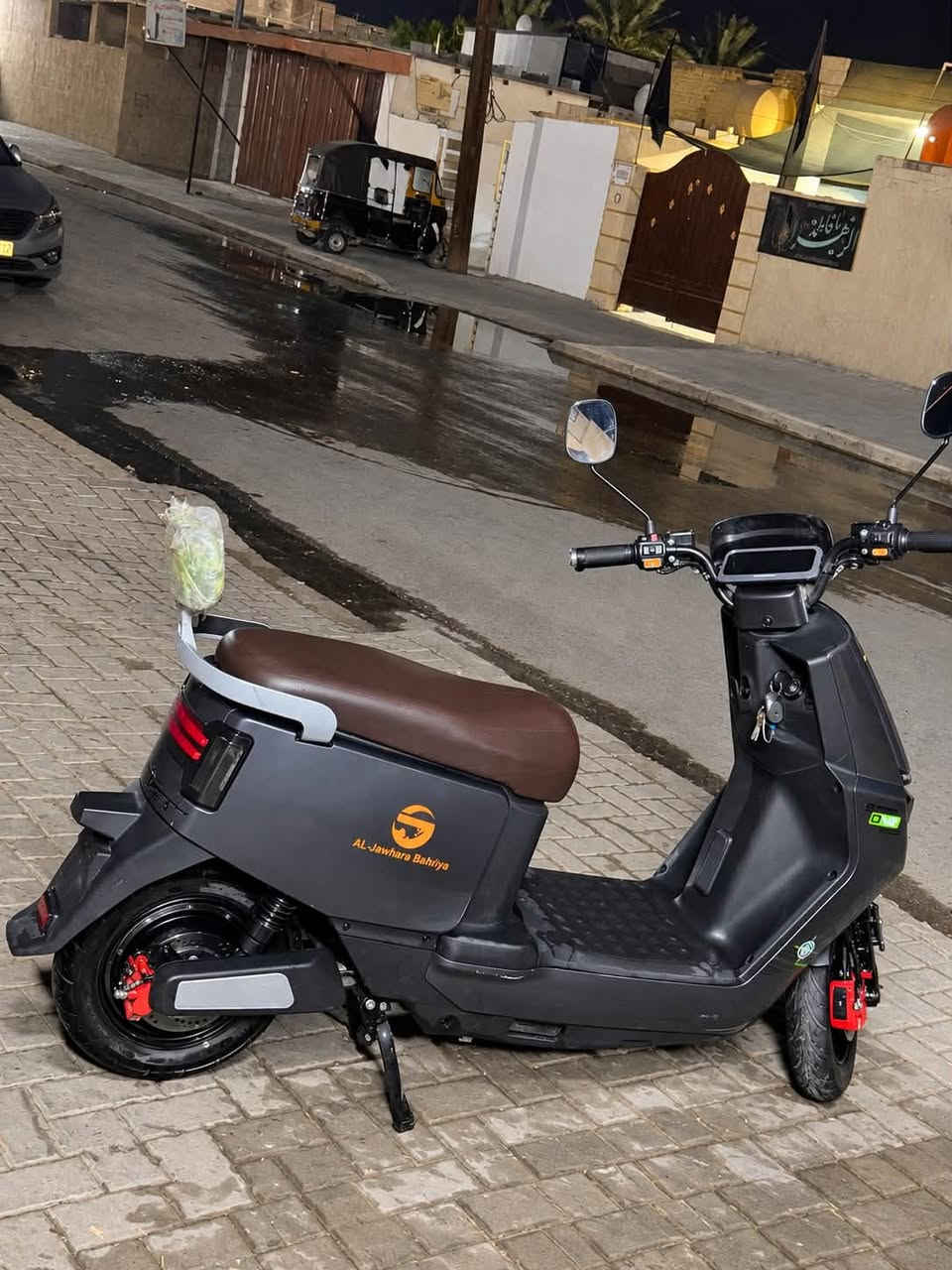 � للبيع دراجة كهربائية الجوهره
العنوان: بغداد العبيدي 📍

السعر خاص :***********

6 بطاريات 🔋 

دراجة كهربائية نظيفة ومرتبة، استخدام خفيف وحالتها واضحة بالصور.

🔹 اللون: رصاصي غامق / أسود
🔹 محرك كهربائي
🔹 شاشة رقمية ملونة
🔹 إنارة LED أمامية وخلفية
🔹 إشارات يمين ويسار
🔹 مرايات جانبية
🔹 فرامل ديسك أمامية
🔹 كرسي مريح بني
🔹 مسند خلفي للراكب
🔹 أرضية واسعة ومضادة للانزلاق
🔹 ستاند جانبي وستاند وسطي
🔹 الإطارات بحالة جيد
