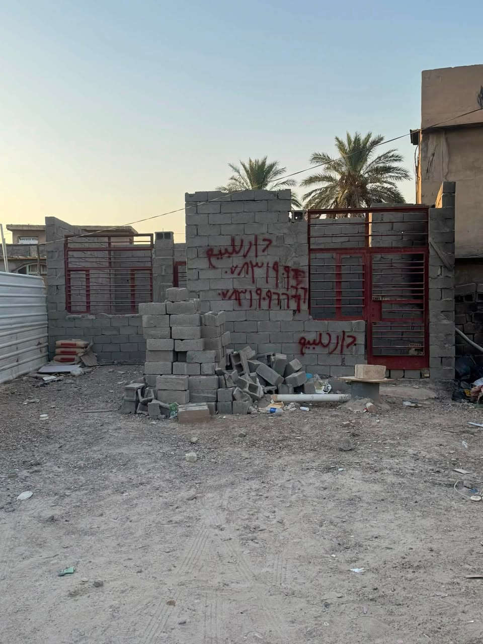 السلام عليكم هيكل للبيع العنوان بغداد البياع شهداء البياع نهاية شارع سوق رضا المساحة 238  متر للاستفسار ***********
