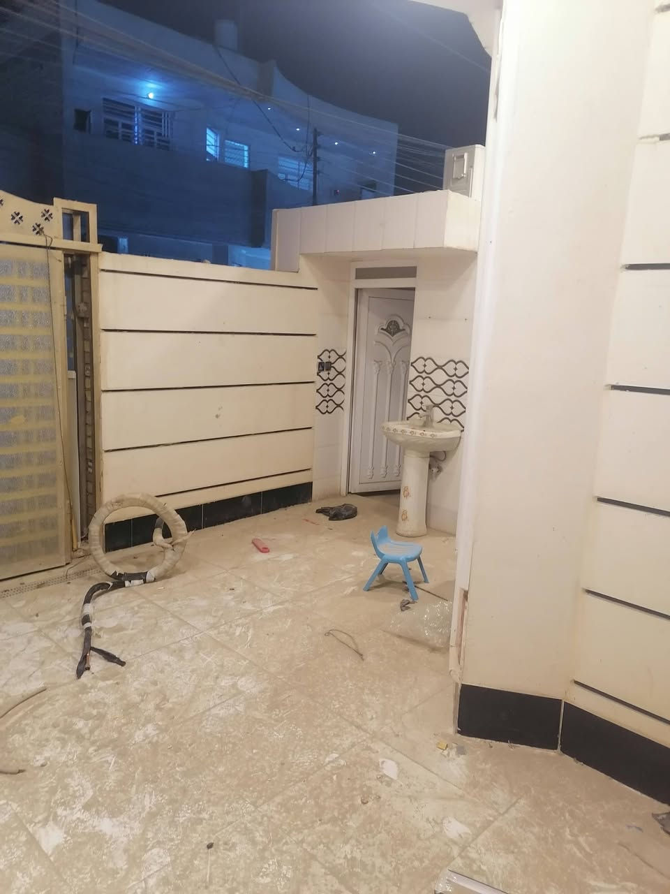 بيت لبيع مساحه ١٤٠م با مغربه شارع فرن تاج الدين قاط ونص بناء جديد كونكريت 
يتكون من مطبخ و ستقبال و صاله غرفه صحيات داخليه وخارجيه
قاط ثاني غرفه وصاله مفتوحه
*********** السعر ١٦٥

