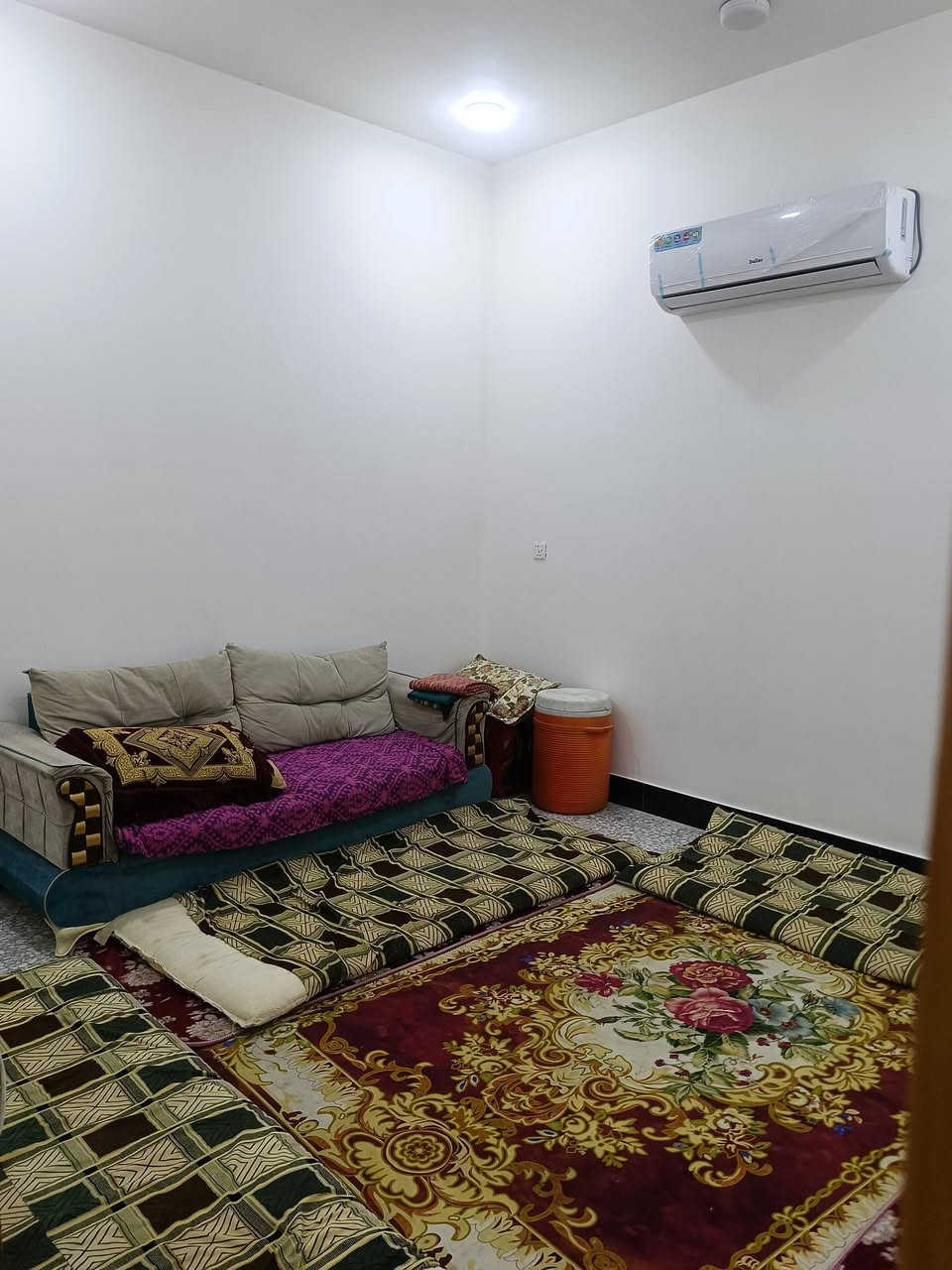 شقة للإيجار غرفتين و مطبخ و حمام العنوان النجف الأشرف حي الجزيرة شارع الطاقة للتواصل ***********
