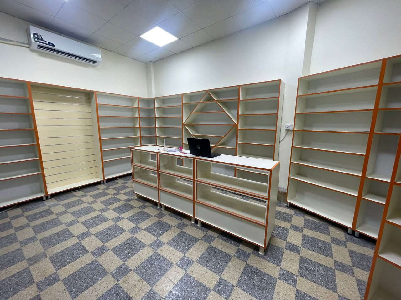 السلام عليكم
يوجد ديكور محل كامل MDF للبيع شغل درجه اولى ثقيل
التواصل على الرقم  ***********
