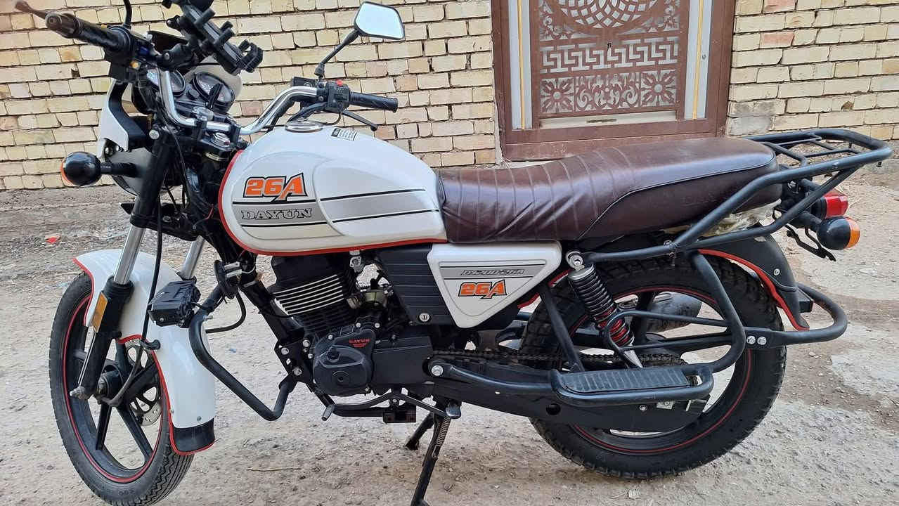 سلام عليكم دراجه دايوان للبيع مديل 25  مرقم سنويه/ مابيها اي نقوصات غير تبديل باتري صنيه موجوده الدواسه موجوده وياها جنط الجلد  مكاني بغداد الدوره السعر2مليون و250الف بيها مجال للشراي حك الجيه دراجه نضيفه مثل مموضح بلصوره  الرقم ***********
