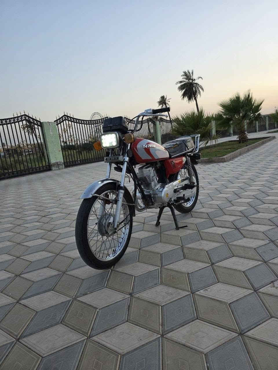 سلام عليكم شباب دراجه للبيع نامه اصلي سنويه موديل 2022 وكيله سيد خلدون سعر مليون وسبع 1700 متواجد بس ع رقم *********** بيه مكينه صارله شهرين من مشدوده من سيد خلدون
