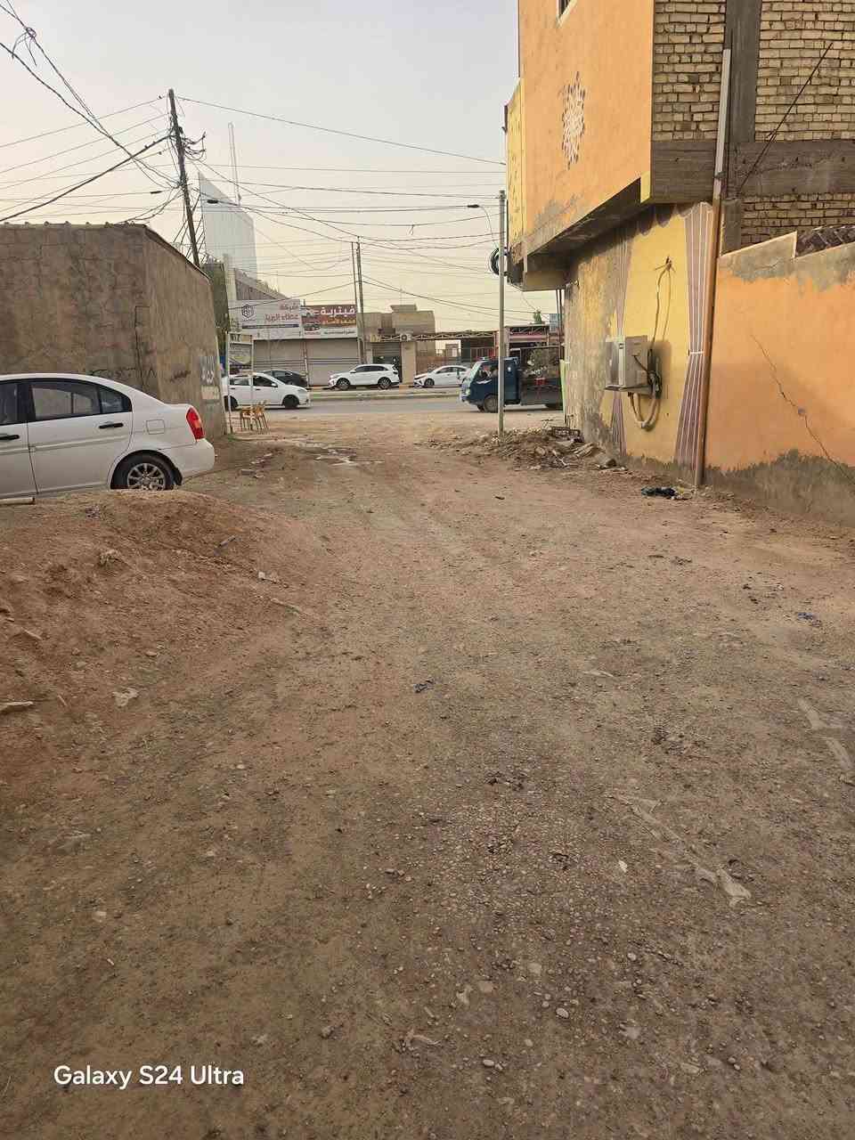 بيت لبيع بشارع المطار الجديد قرب اسواق دكان مكان راقي البيت بصف الشارع العام المساحه ٢٥٠متر مربع  يحتوي على غرف ٤ وصاله ومطبخ وستقبال ومكاشيف ٣ وطارمه وصحيات عدد٣ البناء طابوك كونكريت مسلح السعر ١٢٥ مع المجال قليل  للستفسار ***********مكتب بركات ام البنين قرب مثلجات سنبله
