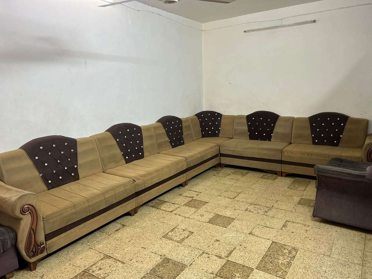 السلام عليكم  طخم للبيع ٦٠ الف وبينو مجال الاتصال ع رقم ‭***********‬
