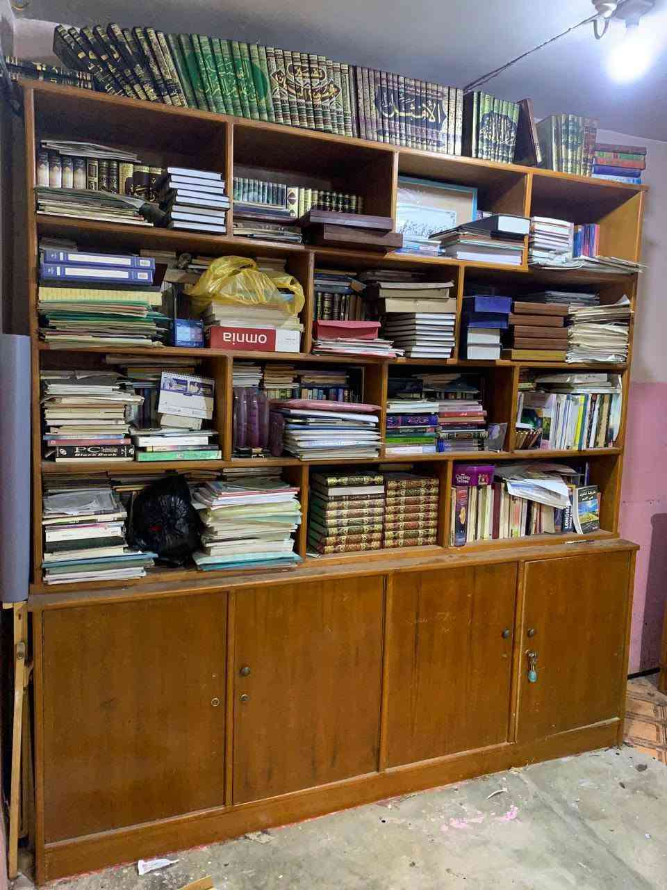 مكتبة خشبية للبيع
مكتبة خشب صاج عراقي تزكام قطعتين (فقط المكتبة بدون الكتب) 
القطعة الاولى رفوف مكتبة :
الطول ٢٥٠سم 
الارتفاع ١٥٠سم
العمق ٤٠سم

القطعة الثانية الأبواب :
الطول  ٢٥٠سم
الارتفاع ١٠٠سم
العمق ٥٠سم
مكاني البصرة الجنينة متوفر اتصال او واتساب
***********
