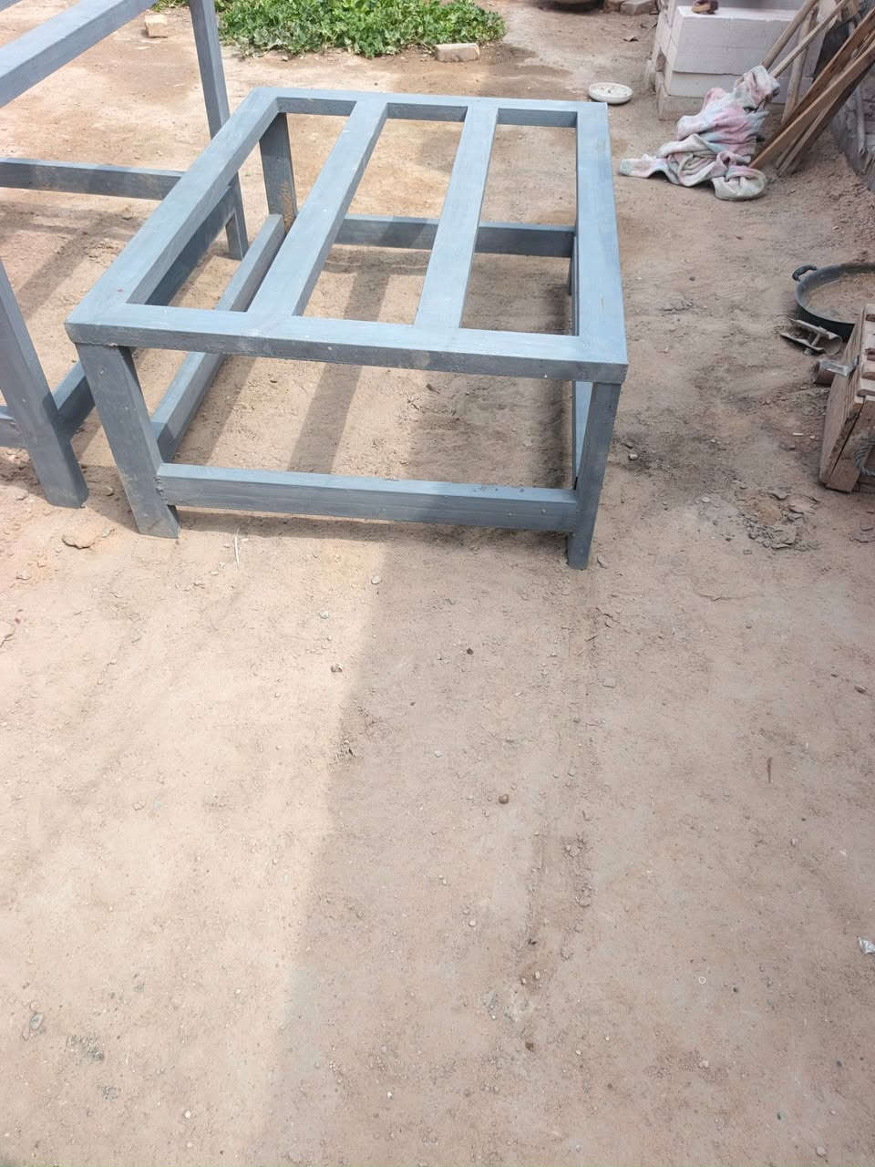 سوبايه مال تانكي مي وحده ارتفاع ٨٠سم و العرض ٩٨سم و الطول ١٣٠ سم  و وحده نفس القياسات فقط الارتفاع ٥٠ سم سعر الواحدة ٣٠ ألف شباك ثقيل متر ونص في متر متر ونص ٣٠ الف
