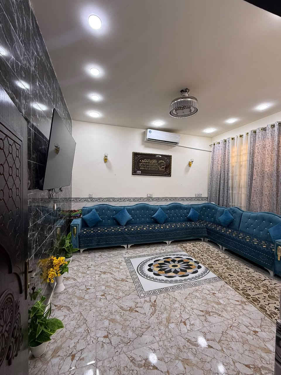 البيت البيع منطقة عداديه التجاره بيت 🏠 حديث بناء 2024  مساحته 142 متر طابق واحد جنس الدار طابو صرف سعره تصل اله رقم غرفتين  نوام بي***********

نص مكتوب في الصور:
- قص