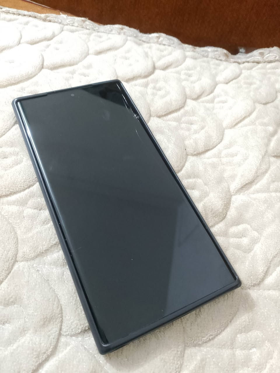 السلام عليكم
Samsung Galaxy S23 ultra 
للبيع
 مكفول سابقا وغير مفتوح وكع مني يحتاجله تبديل شاشه كما موضحه بالصوره كلشي مكفول بي الكاميرات والشاصي والظهر حته من الشخوط اللون زيتوني 
كافة الملحقات موجوده 
بصمه وجه شغاله وبصمه بالشاشه
للتواصل *********** Whatsapp 
السعر 400 وبي مجال 
عنوان حله مركز المدينه
