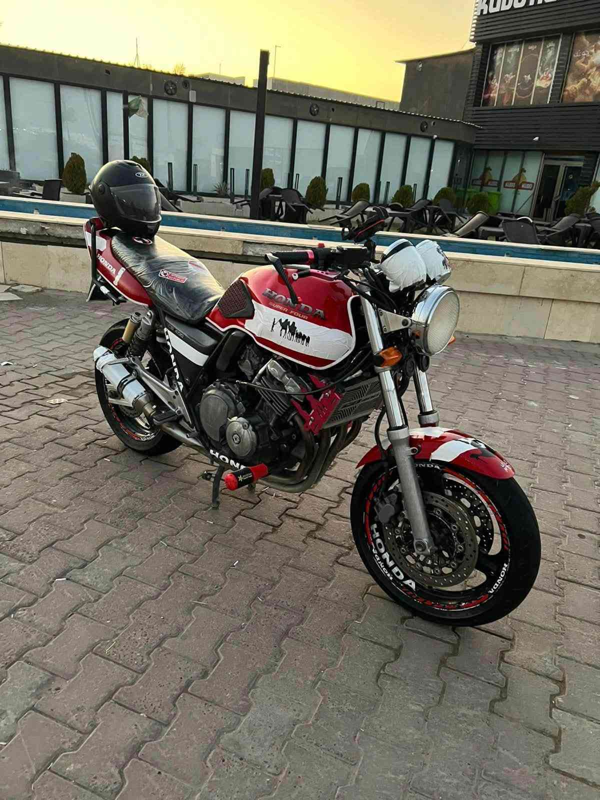 العزاز مابعد السلام
سيبي 400 جيل اول 
كفاله عامه 
بيع فقط بدون مراوس 
دراجه جاهزه على اخر حبايه 
123 بطناش وترايك وين ميعجبك 
السعر المطلوب 14 بيها مجال
مكاني تكريت ***********
ملاحضه مكاتبه فقط ♥️
