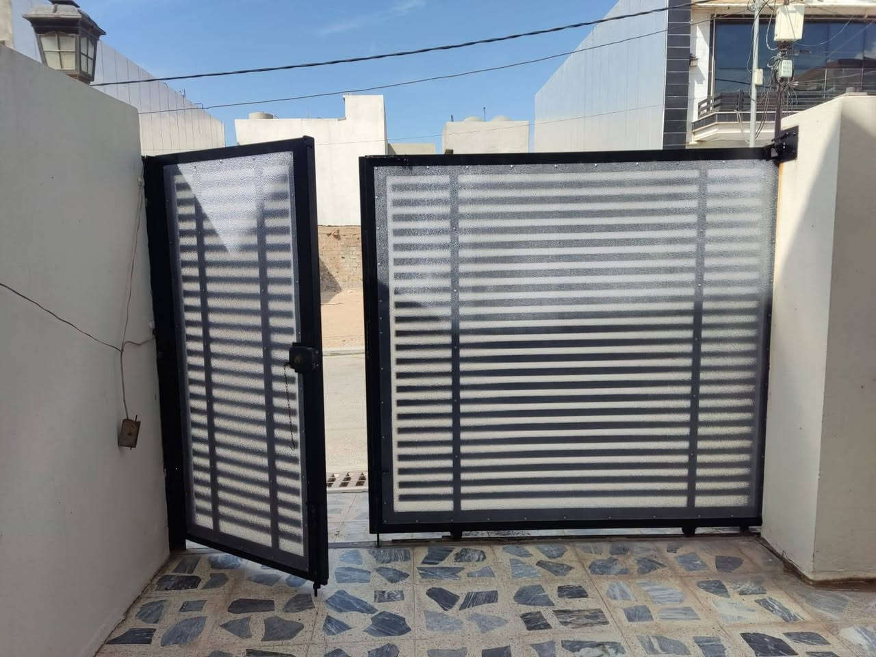 حداده سفري
عمل حدادة 
ابواب شبابيك والسقائف ومحجلات باحدث الانواع والكتائب و غرف سندويج بنل اتواصل ويانا لل تفاصيل اكثر 
***********
***********
