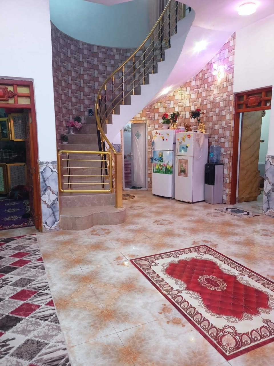 السلام عليكم دار للبيع زراعي  مساحه ٢٨٥م استقبال12×4هول ٥×٤ صاله ٨×٥ثلاث غرف نوم وحده نظام سويت 
مطبخ حار بارد مخزن ٦×٤
صحيات خارجيه وداخليه تاريخ بناء2024 رباط ارضي رباط فوق شباك صطح صب مسلح بيت جاهز بلعافيه ع ياخذه الله شاهد خدمات ماء مجاري شارع تبليط كافة الخدمات موجوده العنوان الاسكان صناعي مقابل حي الجوادين قرب مجمع قيثارة سنتر عمود 50يبعد عن شارع العام 70متر السعر 110 لتواصل ***********
