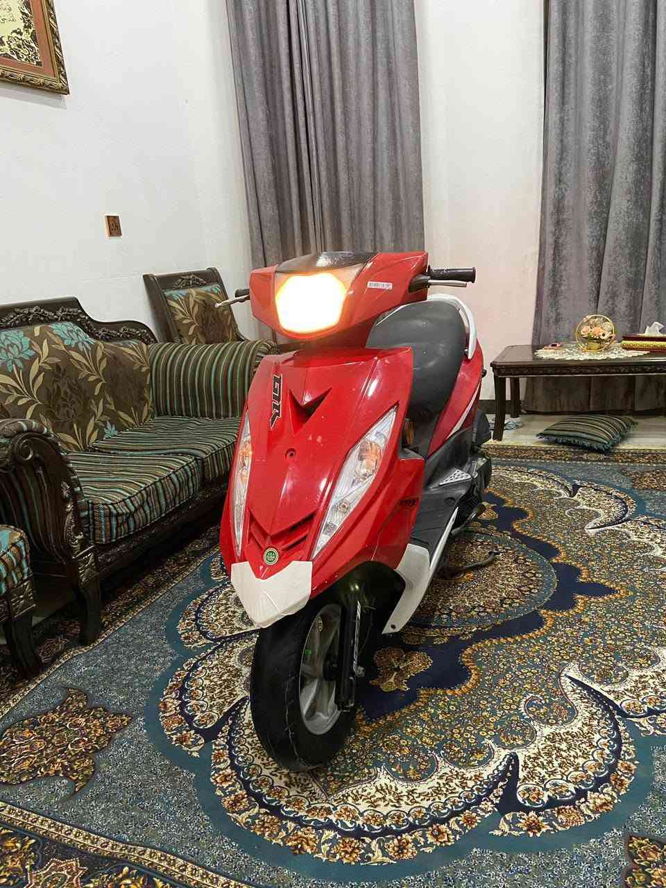 دراجه جيتي ار خمسينيه شاشه ٣ ألوان
دراجه نقصها بجم وترايش بس بيها حاضن جديد نوزل وفيتبم جديد تانكي منضف جديد كفرات ختم واحد ويه المحرك سلف جديد باتري جديد تاير خلفي جديد تخم كلجات قايش جدد  كامله للأخير بس بيها نقص البجم والترايش مكسرات وذبيتهن رايدها ب٦٠٠ وبيها مجال شي بسيط حك الجيه مكاني بغداد كراده ***********
