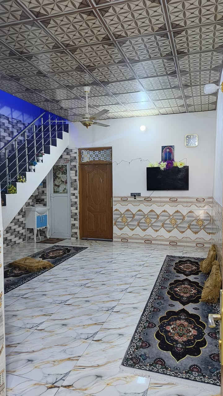 سلام عليكم 100 متر للبيع اساس طابوك بناء بلوك وعكاده يحتوي على غرفه او صاله وستقبال ارضيه بورسلين سقوف ثانويه شارع المطار جديد بشارع علكم بشارع حاتم الخير نهايت المقرنص بل بدايه سعر 38 او بي مجال  ***********
