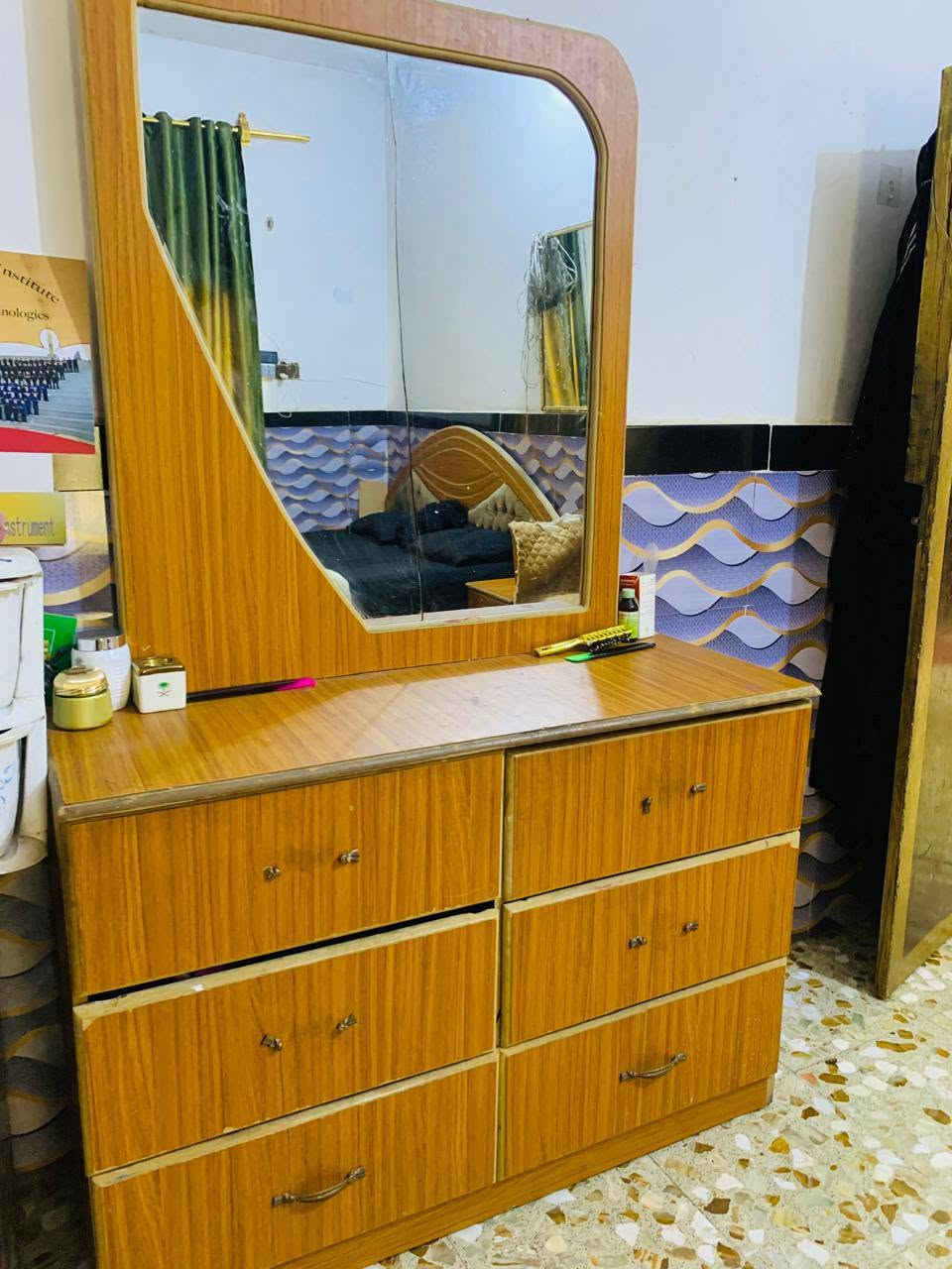 غرفة للبيع خشب تركي تصميم عراقي السعر ٣٥٠ منطقة طليحة ***********
