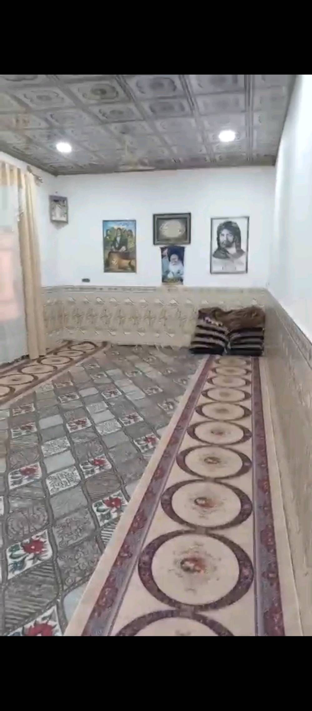 سلام عليكم دار البيع مساحه 350م زراعي العنوان زبير دواجل شارع الكبه ذهبيه البيت يتكون من 3غرف 2صالات ديوان حمامات داخل وخارج 
وكراج وقطعت ارض وي البيت سعر 47بي مجال 
استفسار ع رقم ***********