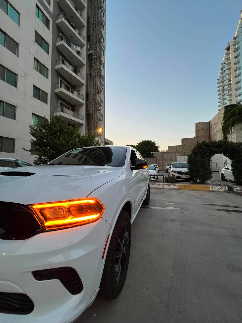 سلام عليكم دوج دورنكو GT  بلص بلاك توب موديل 2023 وارد امريكي حادث بنيد صبغ وجاملغ تبديل بدون دواخل ماشيه 53 الف كيلو المواصفات )

* مقاعد جلد فاخرة
* تبريد وتسخين للمقاعد الأمامية
* تسخين مقاعد الصف الثاني
* تحكم كهربائي للمقاعد الأمامية مع ذاكرة للسائق
* فتحة سقف كهربائية (Sunroof)
* مقود جلد مدفأ
* نظام تكييف ثلاثي المناطق
* تشغيل السيارة عن بعد (Remote Start)
* باب خلفي كهربائي (Power Liftgate)  

📱 الشاشة والترفيه

* شاشة Uconnect قياس 10.1 إنش
* Apple CarPlay
* Android Auto
* بلوتوث
* USB متعددة
* راديو SiriusXM
* Wi-Fi Hotspot في بعض النسخ  

🛡️ أنظمة السلامة

* رادار أمامي وتحذير الاصطدام
* مكابح طوارئ أوتوماتيكية
* مراقبة النقطة العمياء
* تنبيه حركة المرور الخلفية
* مثبت سرعة متكيف (Adaptive Cruise Control)
* حساسات أمامية وخلفية
* كاميرا خلفية
* نظام المحافظة على الثبات Traction & Stability Control  

🛞 العجلات والمظهر الخارجي

* جنوط ألمنيوم 20 إنش
* مصابيح LED كاملة
* مصابيح ضباب LED
* مرايا كهربائية مدفأة
* إمكانية إضافة حزمة Blacktop السوداء الرياضية 
السعر (320 ) وبيه مجال للاستفسار***********
