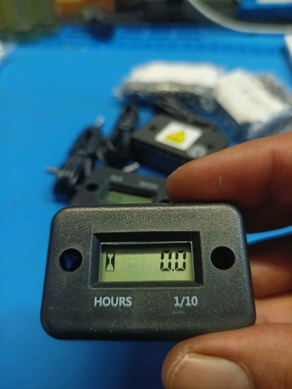 عدادات ساعات رقمية حثية (Inductive Hour Meters) تُستخدم لتسجيل ساعات تشغيل محركات البنزين والآلات مثل الدراجات النارية، المولدات، وجزازات العشب لتنظيم مواعيد الصيانة.طريقة العمل: يعتمد على لف السلك المرفق حول سلك البوجيه (شمعة الإشعال) لالتقاط النبضات الكهربائية أو الاهتزازات عند دوران المحرك.الشاشة: شاشة LCD رقمية تعرض إجمالي ساعات التشغيل بدقة تصل إلى عشر الساعة (1/10).المميزات: تصميم مقاوم للماء والعوامل الجوية لضمان الاستخدام الشاق في الأجهزة الميكانيكية.إذا كنت ترغب في معرفة المزيد، يمكنني مساعدتك في:طريقة التركيب والربط الصحيحة على المحرك.حساب أوقات الصيانة الدورية (مثل تغيير الزيت). بغداد, العراق
