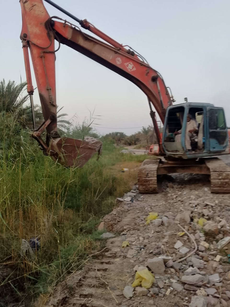 حفاره ثري هيتاشي رقم ألماني سنويه عضم مالك موجود حداديه نضيفه محرك شرط زناجيل جدد.. السعر ..90.. ورقه بيها مجال المكان سماوه للتواصل ***********
