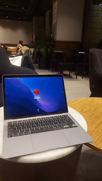 ماك بوك اير m1 Ram 8g  Ssd256  قطعه نضيفه مابيها شخط مع الكارتونه والف...
