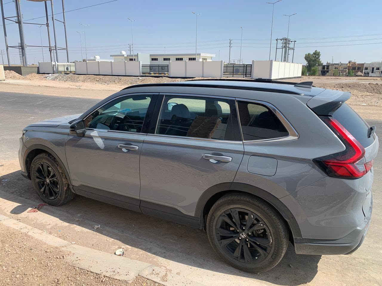 Honda CR-V Touring 2024
محرك بنزين 4 سلندر سعة 2.0 لتر بنظام Atkinson.
نظام هايبرد بمحركين كهربائيين (e:HEV).
القوة الإجمالية للنظام: 204 حصان.
عزم المحرك الكهربائي: 335 نيوتن.متر (247 lb-ft).
ناقل حركة أوتوماتيكي كهربائي e-CVT.
نظام دفع رباعي ذكي Real Time AWD.
أربعة أوضاع قيادة: Eco – Normal – Sport – Snow. �
Honda Info Center +١
التصميم الخارجي
جنوط ألمنيوم رياضية قياس 19 إنش.
مصابيح أمامية LED أوتوماتيكية.
إضاءة نهارية LED.
مصابيح ضباب LED.
مصابيح خلفية LED.
باب خلفي كهربائي يعمل بدون استخدام اليد (Hands-Free).
مرايا كهربائية قابلة للطي مع تدفئة.
سقف بانورامي كهربائي.
المقصورة
مقاعد جلد فاخرة.
مقعد السائق كهربائي بـ10 وضعيات مع ذاكرة.
مقعد الراكب الأمامي كهربائي بـ4 وضعيات.
تدفئة للمقاعد الأمامية.
تدفئة لعجلة القيادة.
مكيف أوتوماتيكي ثنائي المناطق.
فتحات تكييف للمقاعد الخلفية.
شاشة عدادات رقمية.
شاشة وسطية لمس 9 إنش.
شاحن لاسلكي للهاتف.
منافذ USB أمامية وخلفية.
الترفيه
نظام Apple CarPlay اللاسلكي.
نظام Android Auto اللاسلكي.
نظام ملاحة (بحسب السوق).
نظام صوت BOSE فاخر بـ 12 سماعة.
الأمان والسلامة
مثبت سرعة متكيف (ACC).
نظام المحافظة على المسار (LKAS).
الكبح التلقائي لتجنب الاصطدام.
التحذير من مغادرة المسار.
مساعد القيادة في الازدحام (Traffic Jam Assist).
قراءة إشارات المرور.
مراقبة النقطة العمياء.
تنبيه حركة المرور الخلفية.
حساسات أمامية وخلفية.
كاميرا خلفية متعددة الزوايا.
فرامل يد إلكترونية مع Auto Hold.
نظام الثبات الإلكتروني.
نظام مراقبة ضغط الإطارات.
وسائد هوائية متعددة. 

مكان السيارة الأنبار الفلوجة 

السعر المطلوب 23,000 $
هاتف ***********
آسيا  ***********
