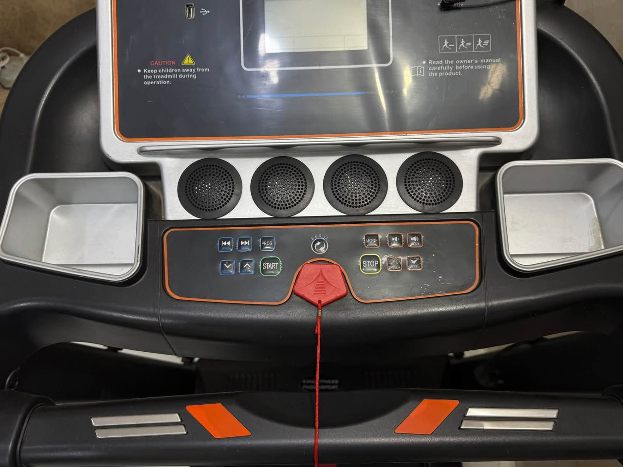 جهاز جري رياضي احترافي
(King Fitness Sport)
جهاز جري منزلي قوي ومتين جداً، بحالة ممتازة 
نظافة ١٠٠ ٪؜ اخو الجديد ، مزود بنظام ماطورين ومميزات احترافية متكاملة للياقة البدنية وحرق الدهون.
المواصفات الفنية الأساسية:
 العلامة التجارية: King Fitness Sport  
 رقم الموديل: S600EDS AC  
 نظام المحركات (بي ماطورين): الجهاز مزود بمحركين أساسيين منفصلين (ماطور رئيسي لتحريك سير الجري بقوة 3.0 حصان AC، وماطور إضافي مخصص للتحكم الآلي بنظام الصعود والارتفاع الجبلي).  
 قوة المحرك الرئيسي: 3.0 حصان (3.0 HP) تيار متردد عالي التحمل والاستدامة.  
 الجهد الكهربائي: 220 فولت (50/60 هرتز).  
المميزات التقنية ونظام التدريب:
 نظام الصعود الجبلي (Incline): يحتوي على نظام تحكم كهربائي لرفع مستوى الميلان لمحاكاة صعود المرتفعات والجبال لزيادة صعوبة التمارين ومضاعفة حرق السعرات الحرارية.
 حساسات نبضات القلب: مزود بمجسات/حساسات مدمجة على مقابض اليدين لقياس ومتابعة دقات القلب بدقة أثناء التمرين.
 شاشة رقمية (LCD): ذكية وواضحة بإضاءة زرقاء تعرض بيانات التمرين بالكامل (السرعة، الوقت، المسافة، السعرات الحرارية، ومعدل نبضات القلب).  
+ يحتوي على مكبرات صوت (Speakers) مدمجة، منفذ USB، وأزرار تحكم سريعة .  
 الأمان: مزود بمفتاح أمان مغناطيسي للإيقاف الفوري والطوارئ.  
 حاملات: أماكن مخصصة لوضع زجاجة الماء والهاتف والأغراض الشخصية.  
الملحقات الإضافية مع الجهاز:
1. حزام المساج والتخسيس الاهتزازي: لتكسير الدهون ومساج الجسم بعد التمرين.
2. أوزان يدوية (دامبلز): مرفقة وثابتة مع الجهاز لتمارين تقوية الذراعين والجزء العلوي.
***********
