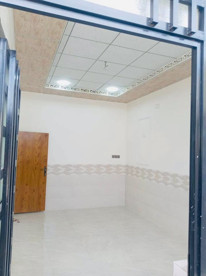 للبيع بيت 100 متر جديد صب كونكريت شارع 12 متر مفتوح على شارع عودة حي ميسان يحتوي على غرفة و صالة و مطبخ و استقبال و صحيات داخلية و خارجية السعر 123 وبي مجال للاستفسار اتصل ***********
