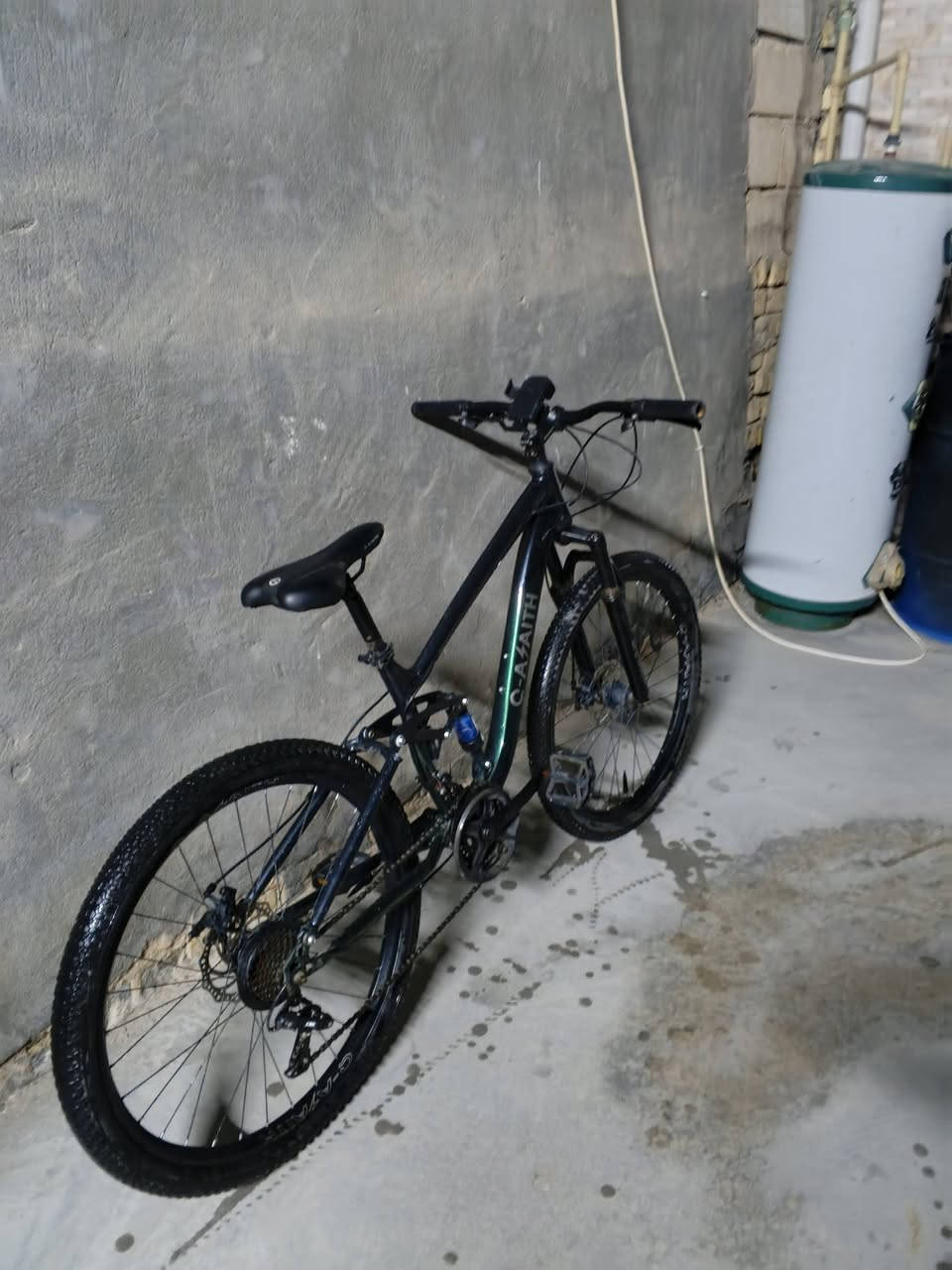 السلام عليكم عندني بايسكل جبلي حجم 26 شركه BMX GRT برازيلي  وكسره حاويه للبيع  البايسكل ما ماشي هواي   والچوملاغات عندي  وكبات او حمالات وياه البايسكل للبيع والقطعه نضيفه 100% الاتصال والاستفسار علئ الرقم ***********
