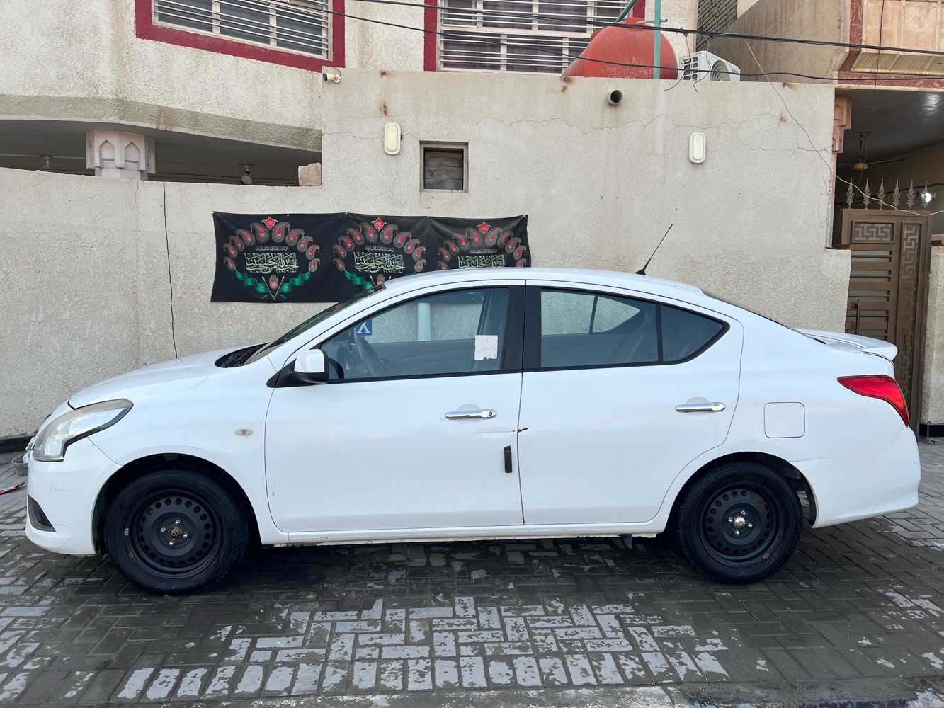 نيسان سني هندي للبيع موديل ٢022 سياره نظيفه استعمال شخصي لا مشتغل بيها تكسي ولا شي مداريه ما متعبه ماشيه 99 الف كيلو كامله من كلشي وما ناقصه شي سياره فول الفول رايده ب97 وبيها مجال