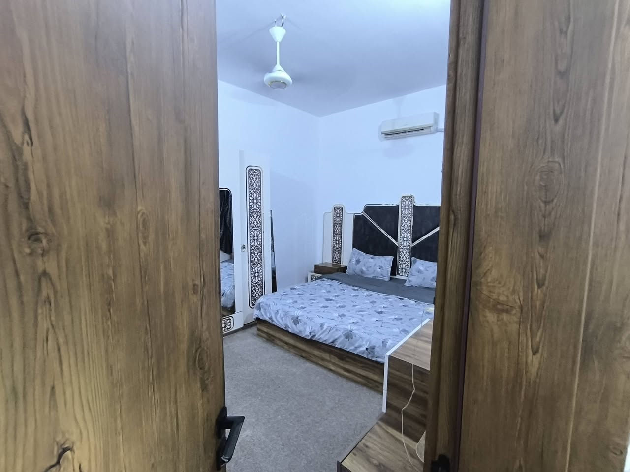 🏡 دار للبيع مع الأثاث – النجف الأشرف / حي ميسان
📍 الموقع: شارع الزوار، قرب شارع 60
📐 المساحة: 100 م²
✨ مواصفات الدار: ✅ بناء طابوق جمهوري
✅ أساس وسقف صب كونكريت
🛏️ غرفة نوم
🛋️ صالة
🚪 استقبال
🍽️ مطبخ
🚿 صحيات
💧 ماء وكهرباء متوفرة
🌐 إنترنت ضوئي
⚡ خط مولدة
🚗 شارع 12 متر
🏫 مدارس قريبة
📜 الطابو: زراعي (إقرار محكمة)
🛋️ الدار تُباع مع الأثاث
💰 السعر: 44 مليون دينار قابل للتفاوض
📞 للاستفسار: ***********
