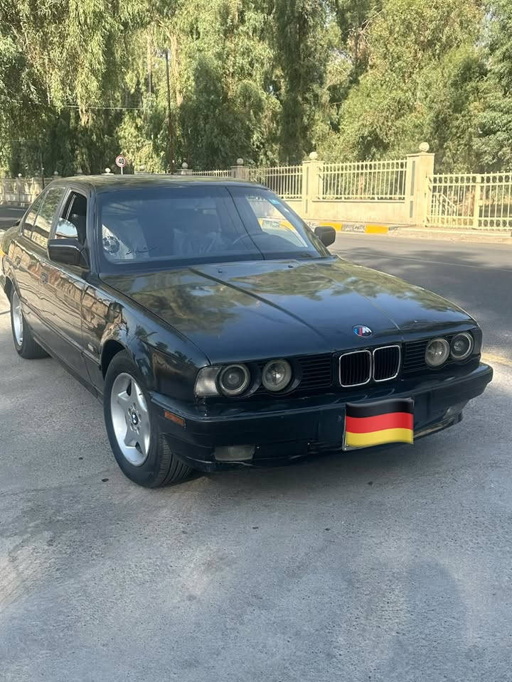 سلام عليكم BMW525للبيع فول مواصفات رقم نينوى دولي بسمي سعر ٤٠$وبيها مجال قليل واتساب ***********
