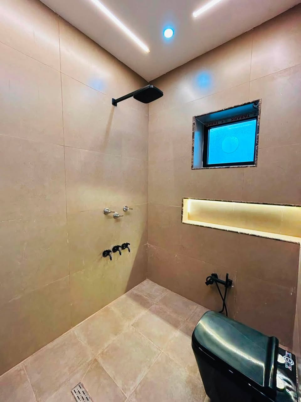 🏠#للبيع_بيت_100متر واجهيه 6،25متر نزال 16متر
🏗️بناء طابقين وبيتونه 

📍العنوان #بغداد_الدور_البوعيثه
⬅️مجمع السلطان الثالث

🔹يحتوي البيت على؛
✅غرف منام 3-
✅ستقبال-
✅مطبخ-
✅ صاله-
✅مجمع صحيات 2-

🔴 ملاحضه البيت جاهز للسكن ✨ 

🔹نوع العقار طابو زراعي سند 25 اقرار محكمه

🔴السعر 139 ""مليون 

🔹البيت واضح بصور للاستفسار خاص او الاتصال على الرقم  
 واتساب ♦️***********♦️
