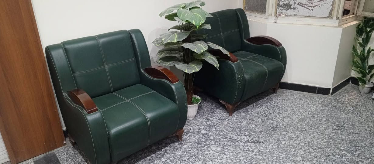 السلام عليكم مكتب كراسي ثابت عدد 2كرسي دوارعدد 1مكتبه طويله طبله عدد 1 تخم جلد مبرده حجم كبير تجي تفتحم وخذهم جدد استعمال قليل مكاني البلديات ***********
