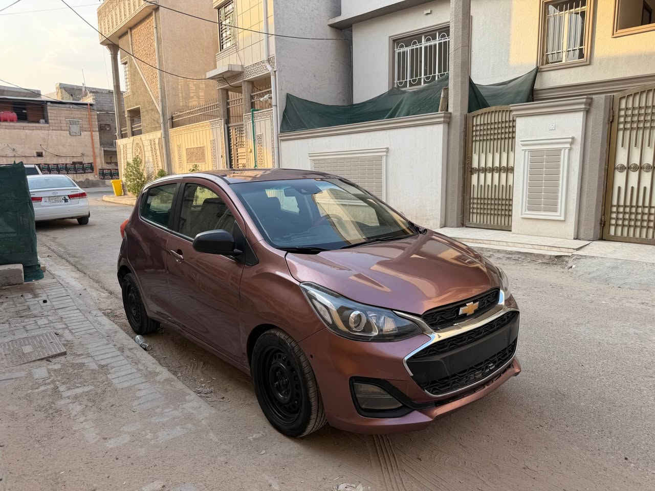 🚗 للبيع | شفروليه سبارك وارد أمريكي 🇺🇸

✨ المواصفات:
✅ محرك 1400 CC اقتصادي وقوي.
✅ ناقل حركة أوتوماتيك (CVT).
✅ شاشة لمس.
✅ Apple CarPlay.
✅ كاميرا خلفية.
✅ بلوتوث.
✅ USB / AUX.
✅ تحكم من المقود.
✅ نظام صوت ممتاز.
✅ زجاج كهربائي.
✅ مرايا كهربائية.
✅ تكييف ثلج.
✅ وسائد هوائية.
✅ ABS مانع انغلاق المكابح.
✅ نظام تثبيت (Traction Control).
✅ جنوط.
✅ إنارة LED نهارية.

📌 التفاصيل:
🔹 وارد أمريكي.
🔹 ماشية 60 ألف ميل.
🔹 صبغ حزام تجميلي.
🔹 كيربلاد مبدل ويعمل بصورة ممتازة.
🔹 بدون أرقام.

💰 السعر: 50 ورقة فقط.
🔥 بهذا السعر ما راح تلكه مثلها بالسوق. سيارة اقتصادية، عملية، وجاهزة للاستخدام.

📞 للاستفسار والمعاينة: *********** البصرة, العراق
