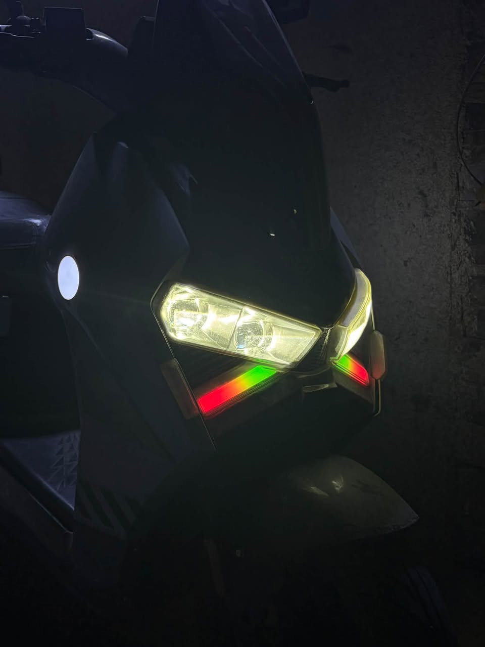 دراجه شحن 318 HVS للبيع
مصابيح LED أمامية مثلثة الشكل بتصميم عدواني، مع إشارات انعطاف LED (أخضر/أحمر) مدمجة بجانب المصباح الرئيسي.
 • إضاءة خلفية LED شريطية بلون فيروزي/أزرق مضاءة، مع مصباح فرامل أحمر منفصل تحت اللوحة.
 • كتم صدمات هوائي/springs مكشوف في الجزء الخلفي قرب العجلة الخلفية.
 • مقعد مزدوج (سائق + راكب خلف) مع مسند ظهر صغير للراكب الخلفي.
 • إطارات مقاسها متوسط، جنط معدني بتصميم H
عدد البطاريات 6 

السعر 850 الف 
للتوصل عل الرقم ***********
