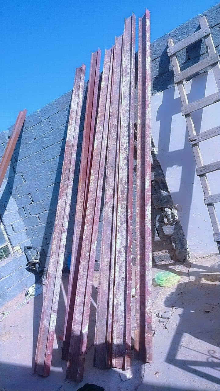 السلام عليكم عندي ساندويج جديد ما مستخدم اربع قطع والطول 10 متر السعر 11,000 ايضا شيمان العدد سته الطول اربعه او نص وبيهن اربعه  ***********
