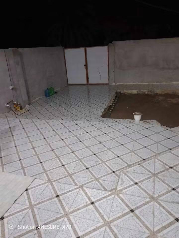 دار للبيع قرب  السيطره عنانه 
يبعد عن الشارع العام ٤٠متر
  بناء حديث وجديد  يحتوي ع غرفتين نوم وهول واستقبال ومطبخ حار وبارد صحيات خارجيه داخليه 
 مابي  نقص بي فقط صبغ واجهيه
 مساحتة ٣٠٠متر
 سند طابو زراعي ٢٥ 
للاستفسار أكثر الاتصال بالرقم 
*********** واتساب

نص مكتوب في الصور:
- Shot on AWESOME A70