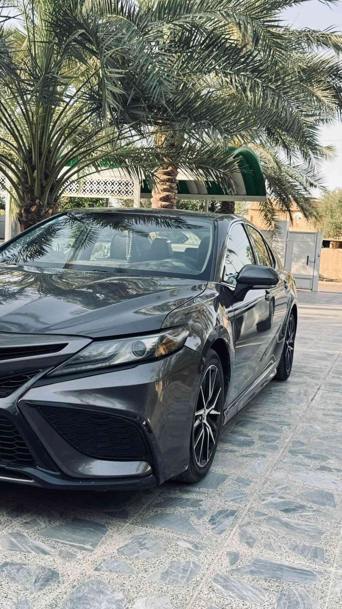 للبيع: تويوتا كامري 2023 XSE هايبرد (وارد أمريكي / بدون فتحة)
الموديل: 2023

 الفئة: XSE Hybrid

 المحرك: 4 سلندر + نظام هايبرد (اقتصاد عالي جداً بالبنزين وقوة ممتازة)

 القير: أوتوماتيك CVT

 الفتحة: بدون فتحة سقف

 المسافة المقطوعة (الممشى): 80,000 كيلومتر

المواصفات والخيارات:

 الإيرباجات: سليمة بشرط الفحص (ولا إيرباك طاق).

 التصميم الخارجي: شكل XSE الرياضي، إضاءة LED بالكامل،، تحكم كهربائي بالمقاعد، شاشة لمس تدعم Apple CarPlay و Android Auto، شاحن لاسلكي، تكييف  قطعتين أوتوماتيكي

 أنظمة الأمان والقيادة: رادار ذكي، نظام التنبيه عند الخروج عن المسار، تثبيت سرعة متكيف، كاميرا خلفية، وضعيات قيادة متعددة (Eco / Normal / Sport / EV Mode).

تفاصيل الحادث والحالة العامة:

 الحادث: وارد أمريكي (ضربة دعامية/وجهية وضربة خلفية خفيفة كما في صور المزاد).

 الحالة: تم تصليحها وتنظيفها بالكامل بقطع ممتازة، السيارة جاهزة للقيادة والاستخدام اليومي مباشرة بدون أي مصاريف أو نقص.

معلومات البيع:

 السعر المطلوب:[179$] وبيه مجال بسيط 

 المكان / المحافظة: [صلاح الدين "سامراء ]

 رقم التواصل: [***********][***********]

نص مكتوب في الصور:
- 69109333