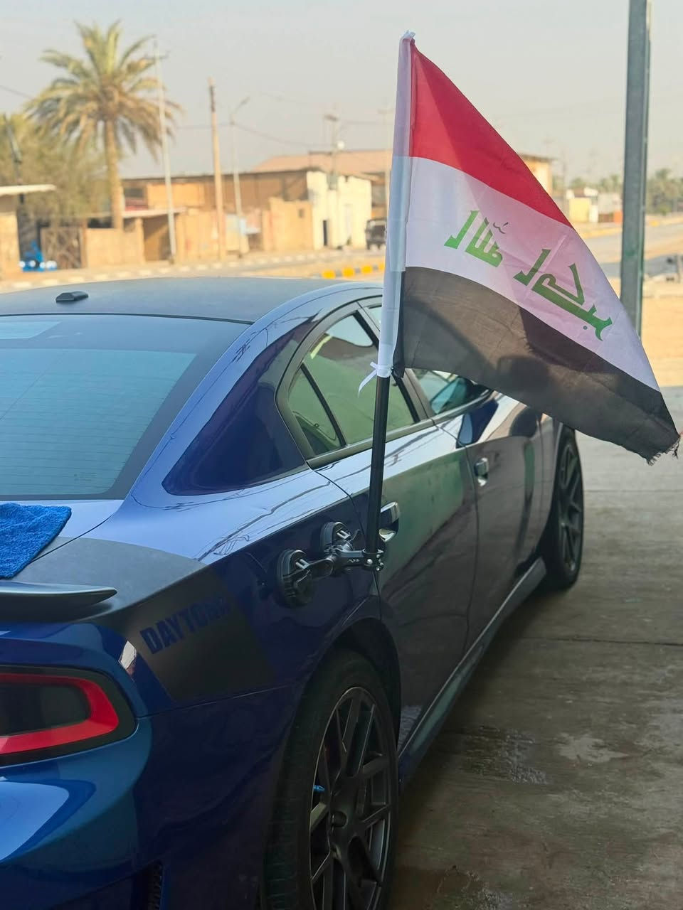 للبيع: دوج جارجر دايتونا 2019 (هارلم - فول الفول عدا الرادار)السيارة نظيفة جداً وبحالة ممتازة، مال بيت وجاهزة من كلشي وما تحتاج أي مصاريف.📊 التفاصيل والمواصفات:الموديل: 2019.الوارد: خليجي (هارلم).المشية: 97 ألف كيلو متر فقط.المحرك: 5700 هيمي (HEMI V8) أداء وجاهزية تامة.الفئة: دايتونا أصلية (بلادية).الرقم والملكية: رقم بغداد والسيارة بإسمي (تحويل وثاني يوم).الإضافات والتعديل: راكب عليها أويل كاج كان (Oil Catch Can) أصلي للحفاظ على نظافة المحرك.السقف: فتحة سقف (سلايد روف).الداخلية: كراسي شاموا ومخمل مطرزة بشعار (Daytona)، خزن ميمري (Memory Seats)، تدفئة وتبريد بالكراسي، وتحكم كهرباء.الشكل الخارجي: كيت دايتونا كامل مع الجناح والخطوط السوداء، والويلات حجم 20 بلاد.الشاشة والأنظمة: الشاشة الكبيرة (8.4 إنش) تدعم كار بلي وأندرويد أوتو، مع وضعيات (Super Track Pack) واللانش كونترول.الراحة والأمان: تشغيل عن بعد، بصمة، كاميرا خلفية وحساسات بلادية، نظام صوتي عالي ونقي.🩹 حالة البودي والضرر:السيارة بدون ضرر نهائياً (شاصي، لغود، وايرباج كلها سليمة وبلاد وبشرط الفحص).بيها فقط صبغ الدعامية للجمالية (تجميلي بدون حادث).📍 مكان تواجد السيارة:واسط - الصويرة.💵 السعر والاتصال:السعر المطلوب: 263 ورقة (26,300$ دولار) وبيه مجال بسيط للشراي .للتواصل والاستفسار: ***********
