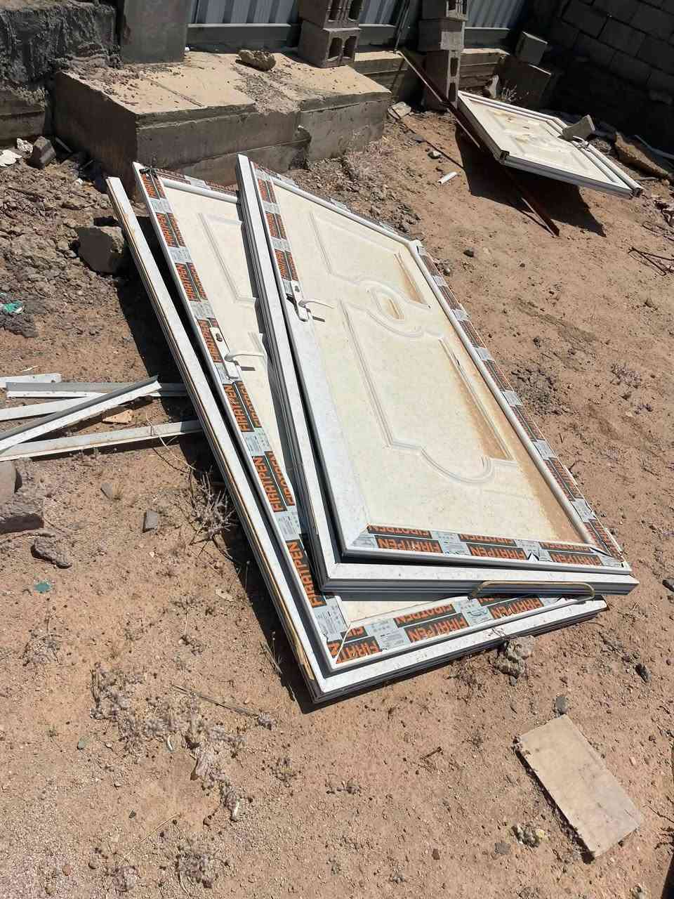 للبيع هيكل حديد وسندويج وبوب وشبابيك وباقي غراض مكان الرمادي السعر 3 مليون مجال بصيط ***********
